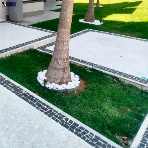 mosaico-portugues-branco-e-preto-calcada