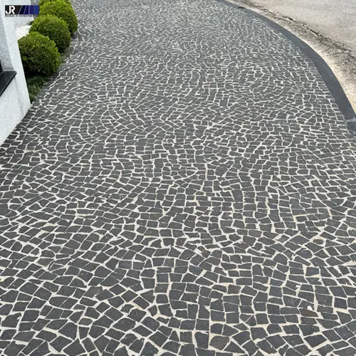 pedra-portuguesa-preta-calçada-descida